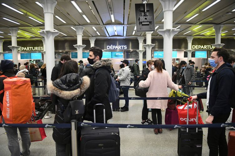 Canada suspends passenger flights from UK amid fears over coronavirus mutation