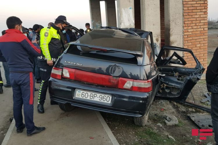 В Уджаре автомобиль врезался в остановку, погибли 2 человека