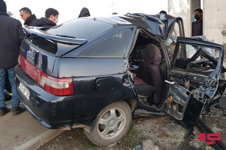 В Уджаре автомобиль врезался в остановку, погибли 2 человека