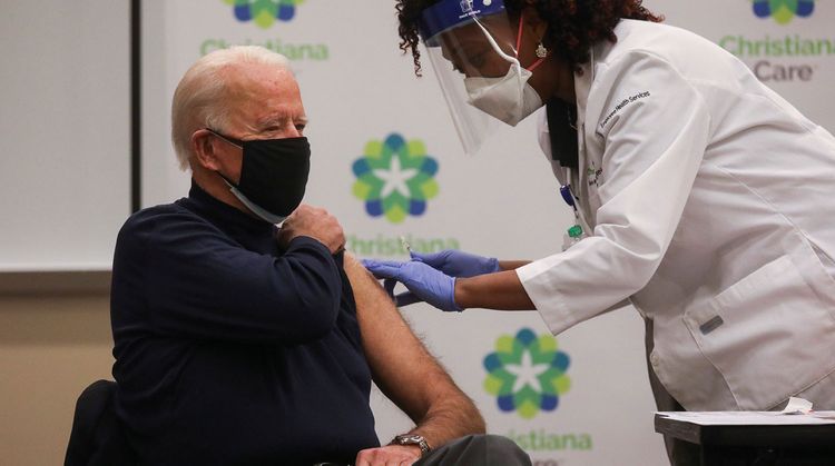 Джо Байден в прямом эфире сделал прививку от коронавируса - ВИДЕО
