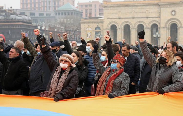 В Ереване протестующие начали ставить палатки у здания правительства - ОБНОВЛЕНО-1