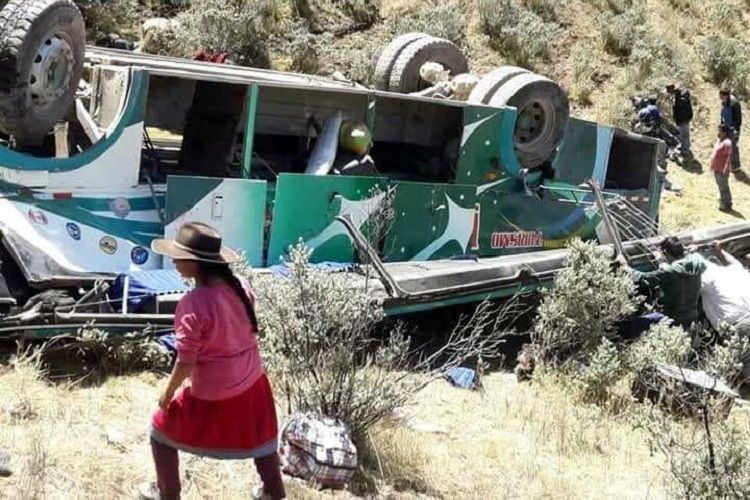 Двенадцать человек погибли в Боливии при падении автобуса в пропасть