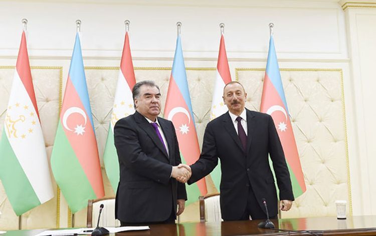 Эмомали Рахмон поздравил президента Азербайджана Ильхама Алиева
