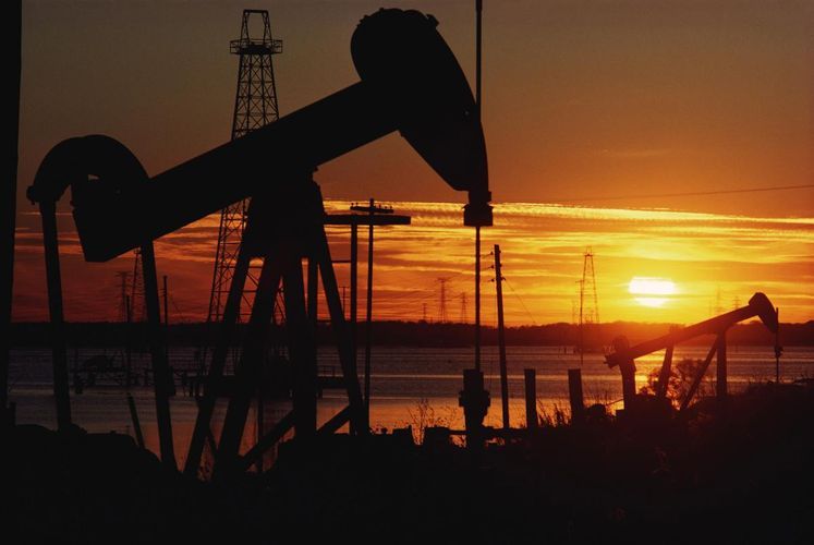 Цена азербайджанской нефти превысила 52 доллара