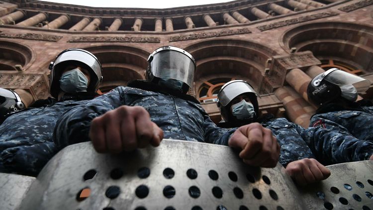 Полиция задержала 69 участников акции протеста у здания кабмина в Ереване, есть пострадавшие - ОБНОВЛЕНО-1
