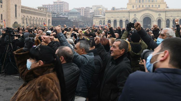 Protesters, demanding Pashinyan