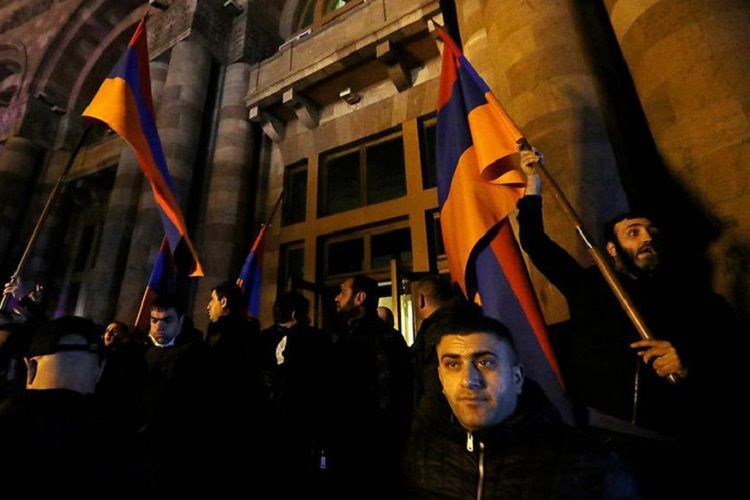 В Ереване протестующие добились встречи с Пашиняном