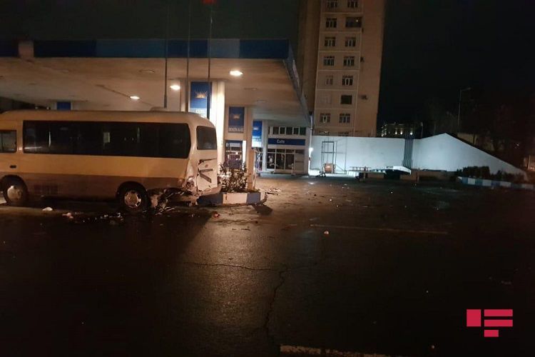 В Баку два автомобиля столкнулись с микроавтобусом, ранены четверо - ФОТО