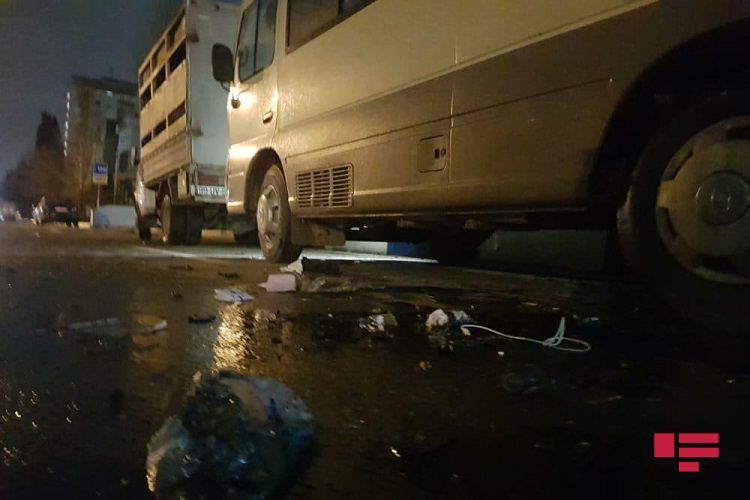 В Баку два автомобиля столкнулись с микроавтобусом, ранены четверо - ФОТО