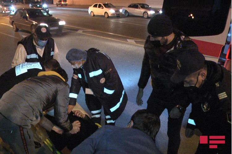 В Баку пьяный водитель сбил пешехода на тротуаре - ФОТО