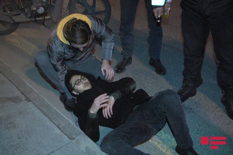В Баку пьяный водитель сбил пешехода на тротуаре - ФОТО
