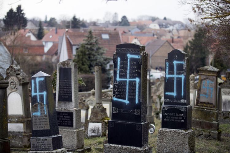 Десятки надгробий на кладбище осквернены во Франции