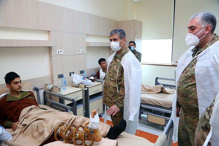 Müdafiə naziri bayramlar münasibətilə hərbi hospitalda olub - FOTO
