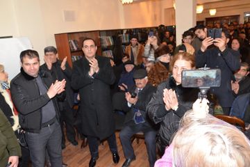 ®İqbal Ağazadənin kitabxanadakı görüşündə də izdiham yaşanıb