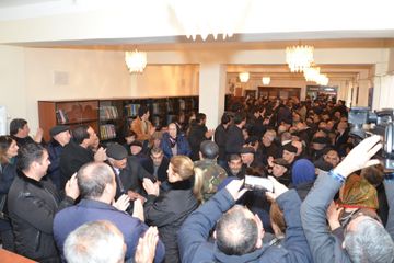 ®İqbal Ağazadənin kitabxanadakı görüşündə də izdiham yaşanıb