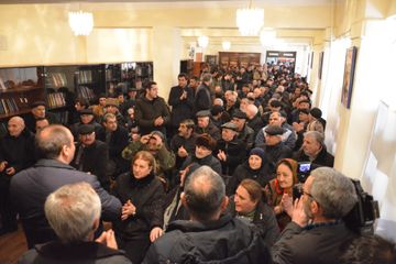 ®İqbal Ağazadənin kitabxanadakı görüşündə də izdiham yaşanıb