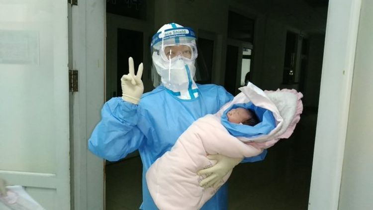 Infected woman gives birth to healthy baby in China