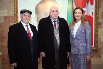 ® Tanınmış şəxslərin dəstəklədiyi namizəd kimdir?