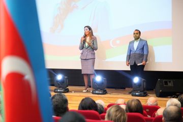 ® Tanınmış şəxslərin dəstəklədiyi namizəd kimdir?