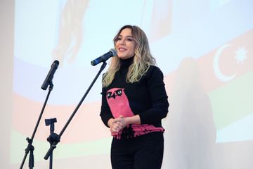 ® Tanınmış şəxslərin dəstəklədiyi namizəd kimdir?