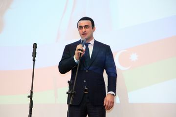 ® Tanınmış şəxslərin dəstəklədiyi namizəd kimdir?