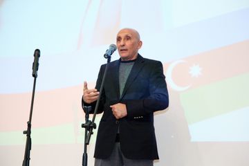 ® Tanınmış şəxslərin dəstəklədiyi namizəd kimdir?