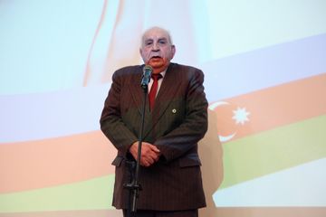 ® Tanınmış şəxslərin dəstəklədiyi namizəd kimdir?