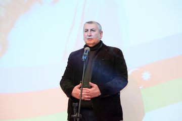 ® Tanınmış şəxslərin dəstəklədiyi namizəd kimdir?