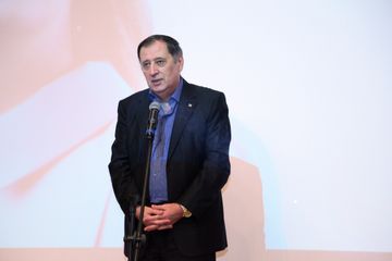 ® Tanınmış şəxslərin dəstəklədiyi namizəd kimdir?