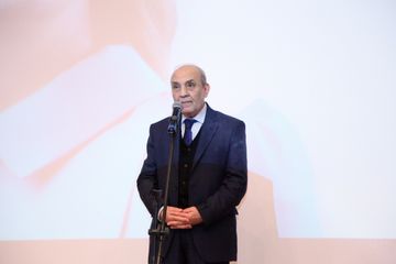 ® Tanınmış şəxslərin dəstəklədiyi namizəd kimdir?