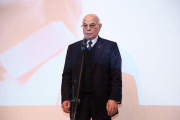 ® Tanınmış şəxslərin dəstəklədiyi namizəd kimdir?