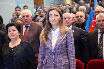 ® Tanınmış şəxslərin dəstəklədiyi namizəd kimdir?