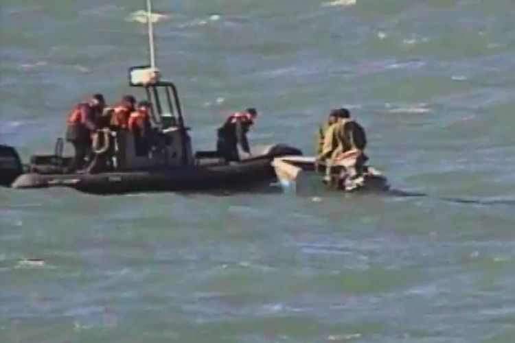 Пограничники спасли тонувших на Каспии двух рыбаков