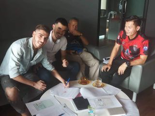 Azərbaycanın iki futbolçusu Tailand klubu ilə müqavilə imzalayıb