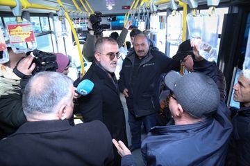 ® Rauf Arifoğludan kreativ addım: Seçicilərin problemlərini ictimai nəqliyyatda dinlədi