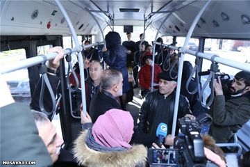 ® Rauf Arifoğludan kreativ addım: Seçicilərin problemlərini ictimai nəqliyyatda dinlədi