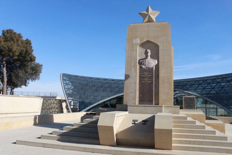 Посол Беларуси в Азербайджане посетил памятник Ази Асланову