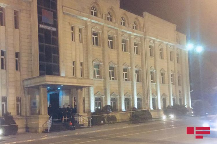 Külək keçmiş Nəqliyyat Nazirliyinin binasının damını uçurub, ərazidə avtomobillərin hərəkəti məhdudlaşdırılıb - FOTO