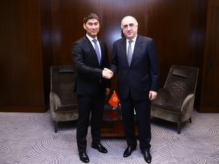 Elmar Məmmədyarov qırğız həmkarı ilə görüşüb