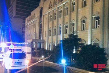 Külək keçmiş Nəqliyyat Nazirliyinin binasının damını uçurub, ərazidə avtomobillərin hərəkəti məhdudlaşdırılıb - FOTO