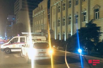 Külək keçmiş Nəqliyyat Nazirliyinin binasının damını uçurub, ərazidə avtomobillərin hərəkəti məhdudlaşdırılıb - FOTO