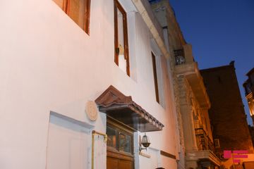 İçərişəhərdə yaşayış binasında partlayış olub, xəsarət alanlar var - YENİLƏNİB-1 - FOTO