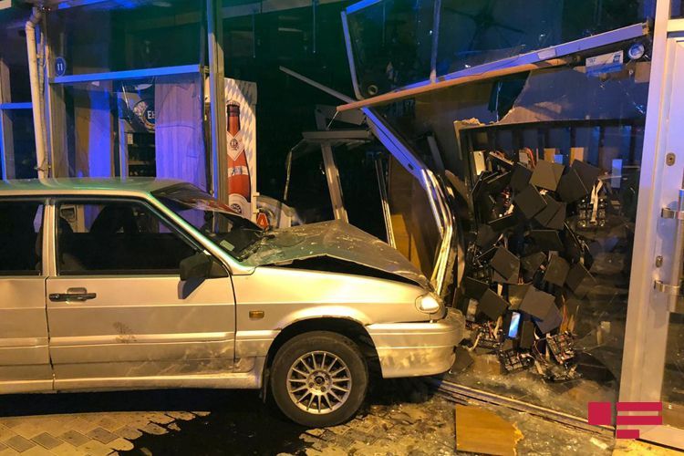 В Баку пьяный водитель протаранил виноводочный магазин  - ФОТО