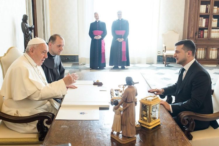 President Zelensky asks Pope Francis to assist in releasing captive Ukrainians