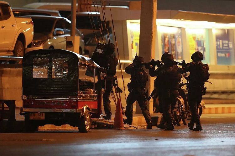 Таиландский стрелок убил одного спецназовца, покидая здание ТЦ