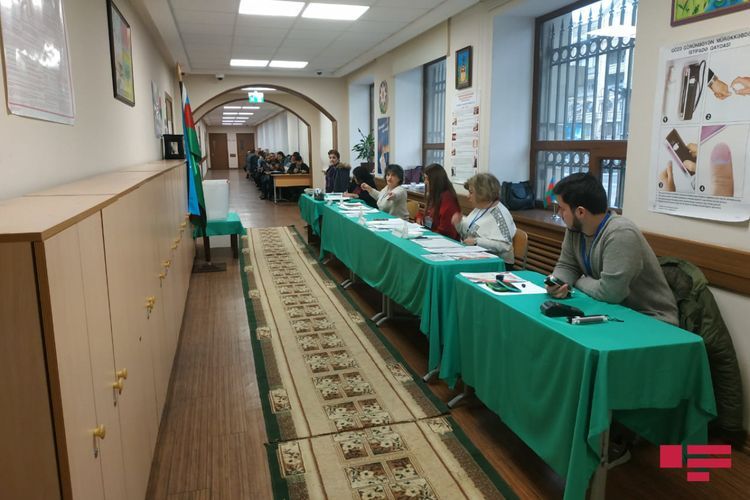 За ходом голосования на участках III Ясамальского ИО №17 следят международные наблюдатели