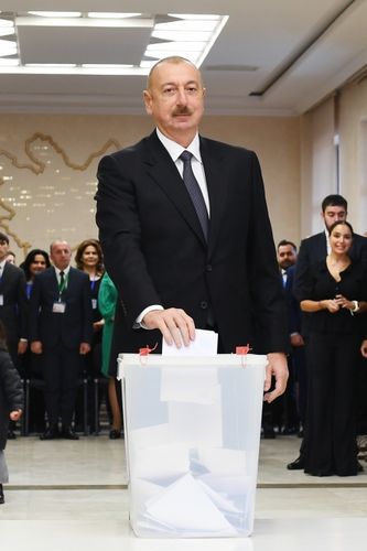 Azərbaycan Prezidenti İlham Əliyev 6 saylı seçki məntəqəsində səs verib
