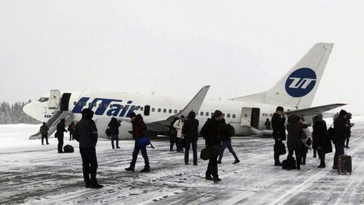 Пассажирский самолет совершил жесткую посадку в России
