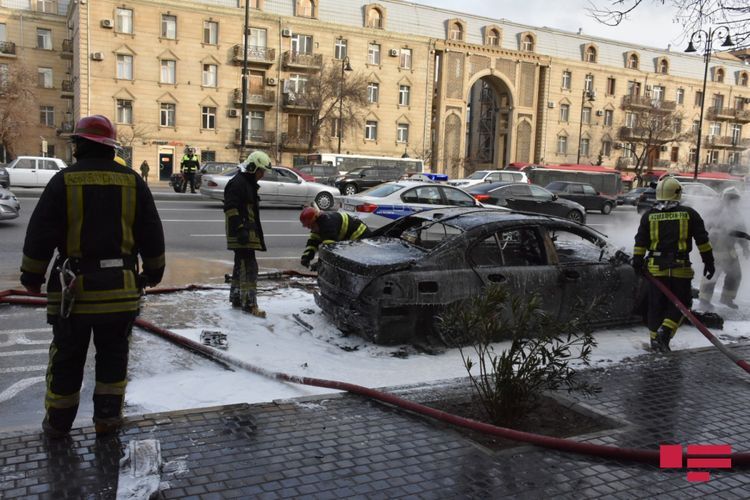 В Баку сгорел автомобиль - ВИДЕО - ФОТО