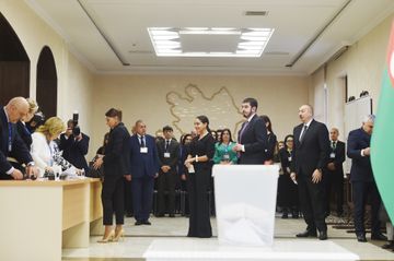 Azərbaycan Prezidenti İlham Əliyev 6 saylı seçki məntəqəsində səs verib